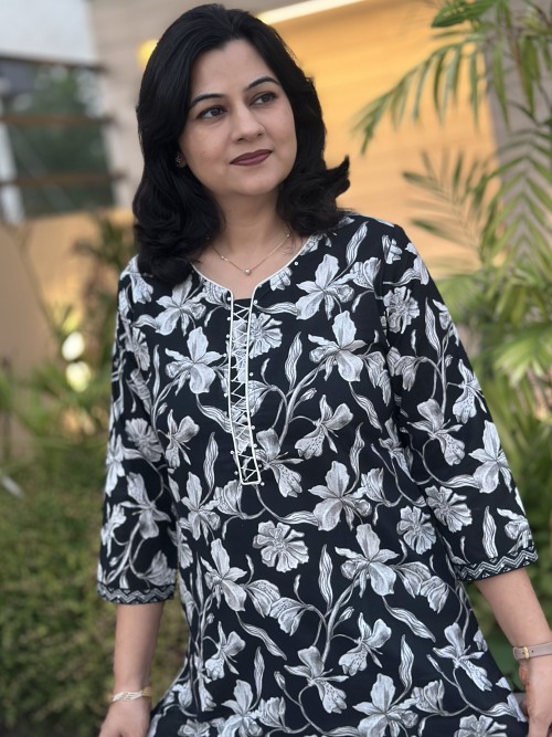 Pure Cotton Kurti in Straight Pattern Kalamkari Print - Black